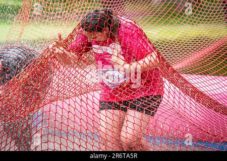 Edinburgh, Schottland. Sonntag, 11. Juni 2023. Teilnehmer am Race for Life Pretty Muddy Event auf den Meadows in der schottischen Hauptstadt. Pretty Muddy ist ein 5k km langer Schlammparcours, der als Spendenaktion für Cancer Research UK organisiert wurde. Stockfoto