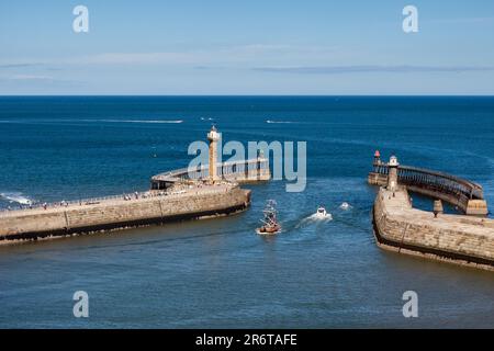 WHITBY, NORTH YORKSHIRE/UK - AUGUST 22 : Abfahrt vom Whitby Harbour in North Yorkshire am 22. August 2010. Nicht identifizierte Personen Stockfoto