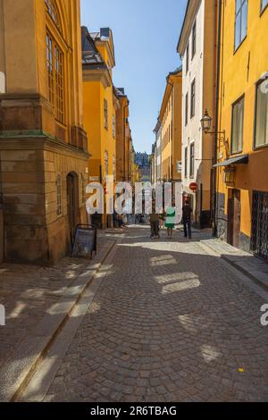 Wunderschöne Aussicht auf die Menschen in den engen Kopfsteinpflasterstraßen der Stockholmer Altstadt. Schweden. Stockholm. Stockfoto