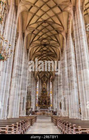 DINKELSBUHL, DEUTSCHLAND - 28. AUGUST 2019: Innere St. Georges Münster in Dinkelsbuhl, Bayern, Deutschland Stockfoto