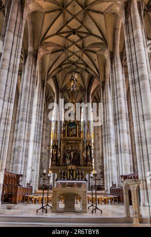 DINKELSBUHL, DEUTSCHLAND - 28. AUGUST 2019: Innere St. Georges Münster in Dinkelsbuhl, Bayern, Deutschland Stockfoto