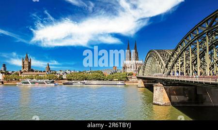 Köln (Köln), Deutschland - Juni 6. 2023 Uhr: Wunderschöne Skyline des rheins, zwei Kirchen, alte Hohenzollern Stahlbrücke Stockfoto