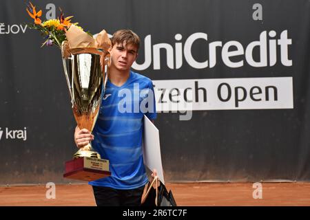 Dalibor Svrcina posiert mit der Trophäe, als er das Singles-Finale der UniCredit Czech Open 30. gewann, 10. Juni 2023, Prostejov. (CTK Photo/Zaoralkova Jan Stockfoto