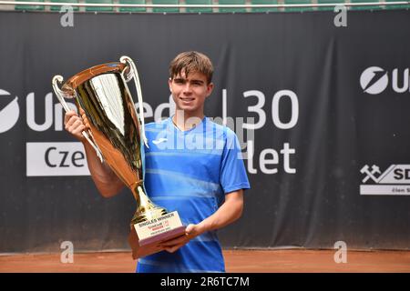 Dalibor Svrcina posiert mit der Trophäe, als er das Singles-Finale der UniCredit Czech Open 30. gewann, 10. Juni 2023, Prostejov. (CTK Photo/Zaoralkova Jan Stockfoto