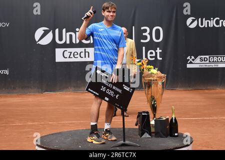 Dalibor Svrcina posiert mit der Trophäe, als er das Singles-Finale der UniCredit Czech Open 30. gewann, 10. Juni 2023, Prostejov. (CTK Photo/Zaoralkova Jan Stockfoto