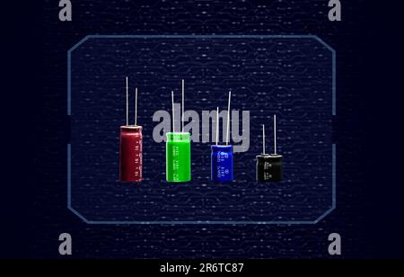 Elektrolyt- oder Elektrolytkondensatorreihe im Rahmen auf unscharfem Hintergrund des elektronischen Schaltkreises isoliert, Konzept der elektronischen Bauteile. Stockfoto