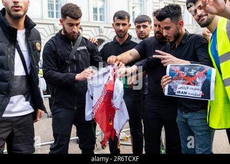 Knightsbridge, London, Großbritannien. 11. Juni 2023. Demonstranten versammelten sich vor der Botschaft der Islamischen Republik Iran in London und protestierten zugunsten des kurdischen Volkes, was eine umfassende Reaktion der Polizei veranlasste Stockfoto