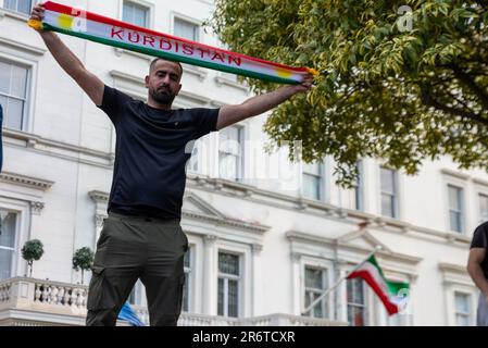 Knightsbridge, London, Großbritannien. 11. Juni 2023. Demonstranten versammelten sich vor der Botschaft der Islamischen Republik Iran in London und protestierten zugunsten des kurdischen Volkes, was eine umfassende Reaktion der Polizei veranlasste Stockfoto