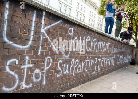 Knightsbridge, London, Großbritannien. 11. Juni 2023. Demonstranten versammelten sich vor der Botschaft der Islamischen Republik Iran in London und protestierten zugunsten des kurdischen Volkes, was eine umfassende Reaktion der Polizei veranlasste. Graffiti an der Wand, dass die britische Regierung den Terrorismus nicht mehr unterstützt Stockfoto