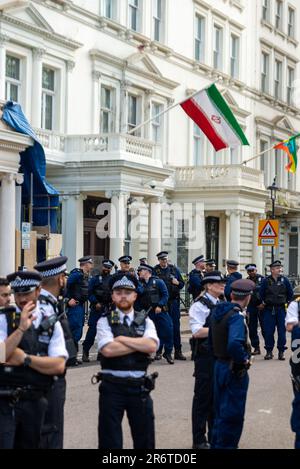 Knightsbridge, London, Großbritannien. 11. Juni 2023. Demonstranten versammelten sich vor der Botschaft der Islamischen Republik Iran in London und protestierten zugunsten des kurdischen Volkes, was eine umfassende Reaktion der Polizei veranlasste Stockfoto