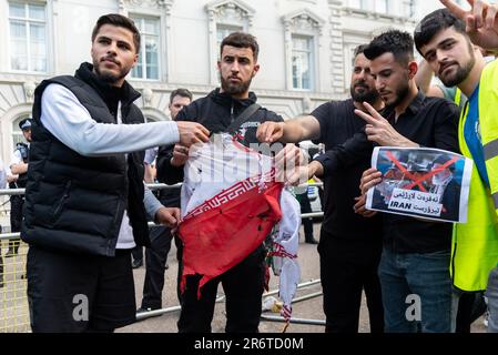 Knightsbridge, London, Großbritannien. 11. Juni 2023. Demonstranten versammelten sich vor der Botschaft der Islamischen Republik Iran in London und protestierten zugunsten des kurdischen Volkes, was eine umfassende Reaktion der Polizei veranlasste Stockfoto