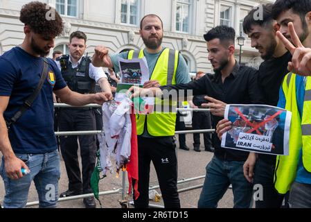 Knightsbridge, London, Großbritannien. 11. Juni 2023. Demonstranten versammelten sich vor der Botschaft der Islamischen Republik Iran in London und protestierten zugunsten des kurdischen Volkes, was eine umfassende Reaktion der Polizei veranlasste Stockfoto