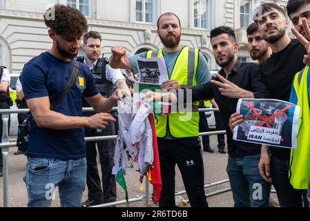 Knightsbridge, London, Großbritannien. 11. Juni 2023. Demonstranten versammelten sich vor der Botschaft der Islamischen Republik Iran in London und protestierten zugunsten des kurdischen Volkes, was eine umfassende Reaktion der Polizei veranlasste Stockfoto