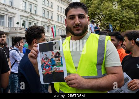 Knightsbridge, London, Großbritannien. 11. Juni 2023. Demonstranten versammelten sich vor der Botschaft der Islamischen Republik Iran in London und protestierten zugunsten des kurdischen Volkes, was eine umfassende Reaktion der Polizei veranlasste. Stockfoto