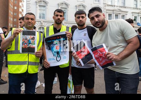 Knightsbridge, London, Großbritannien. 11. Juni 2023. Demonstranten versammelten sich vor der Botschaft der Islamischen Republik Iran in London und protestierten zugunsten des kurdischen Volkes, was eine umfassende Reaktion der Polizei veranlasste. Stockfoto