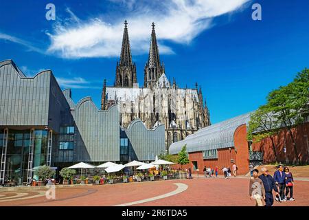 Köln (Köln, Heinrich-Böll-Platz), Deutschland - Juni 6. 2023: Schöner roter Platz, modernes Ludwig-Museum, Kölner Dom, blauer Sommerhimmel Stockfoto
