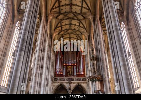 DINKELSBUHL, DEUTSCHLAND - 28. AUGUST 2019: Innere St. Georges Münster in Dinkelsbuhl, Bayern, Deutschland Stockfoto