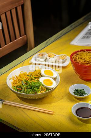 Chinesische Nudeln auf einem gelben Tisch Stockfoto