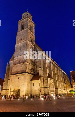 DINKELSBUHL, DEUTSCHLAND - 28. AUGUST 2019: Abendlicher Blick auf St. Georges Münster in Dinkelsbuhl, Bayern, Deutschland Stockfoto