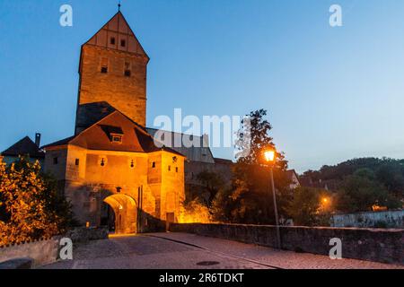 Abendlicher Blick auf das Tor zum Rothenburger Tor in Dinkelsbuhl, Bundesstaat Bayern, Deutschland Stockfoto