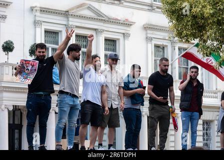 Knightsbridge, London, Großbritannien. 11. Juni 2023. Demonstranten versammelten sich vor der Botschaft der Islamischen Republik Iran in London und protestierten zugunsten des kurdischen Volkes, was eine umfassende Reaktion der Polizei veranlasste. Demonstranten an der Mauer der Botschaft Stockfoto