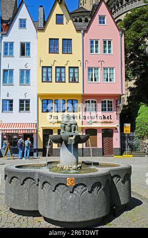 Köln (Köln, Fischmarkt), Deutschland - Juni 6. 2023: Platz mit Brunnen im alten Stadtzentrum, farbenfrohe mittelalterliche Hochhäuser Stockfoto