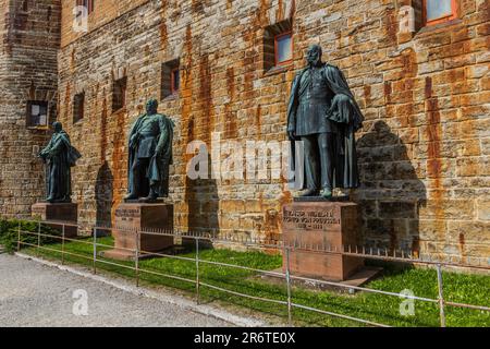 HOHENZOLLERN, DEUTSCHLAND - 31. AUGUST 2019: Statuen der Hohenzollern-Familienmitglieder im Schloss Hohenzollern im Bundesland Baden-Württemberg Stockfoto