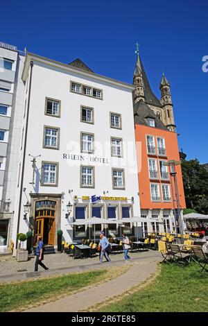 Köln (Köln, Buttermarkt, Rhein-Hotel), Deutschland - Juni 6. 2023 Uhr: Wunderschönes patrizianisches mittelalterliches weißes Haus, Außenrestaurant Biergarten Terrasse Stockfoto