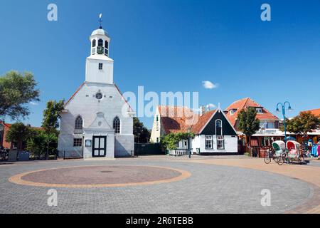 Kirche und Marktplatz, De Koog, Texel, Hervormde Kerk, Niederlande Stockfoto