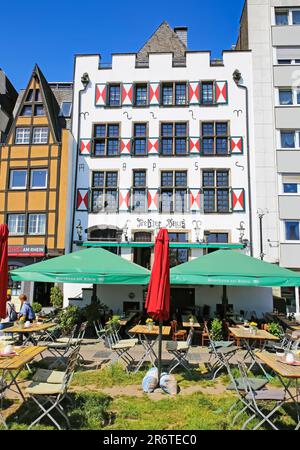 Köln (Köln, Buttermarkt, historische Altstadt), Deutschland - Juni 6. 2023: Fassade des mittelalterlichen Patrizier-Hauses Delfter im gotischen Stil, Fassade aus Bier g. Stockfoto