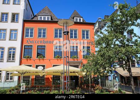 Köln (Köln, Buttermarkt, Haxenhaus zum Rheingarten), Deutschland - Juni 6. 2023 Uhr: Wunderschönes patrizianisches mittelalterliches Haus, Biergarten-Restaurant im Freien Stockfoto