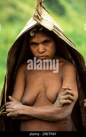 Yali-Frau mit Rinde-Regenmantel, West-Papua, West-Neuguinea, Irian-Jaya, Regenmantel, Indonesien Stockfoto