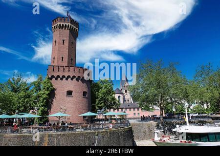 Köln (Köln, Rheinauhafen, Malakoffturm), Deutschland - Juni 6. 2023 Uhr: Wunderschönes Biergarten-Restaurant am rhein, Terrasse in mittelalterlicher Festung mit Stockfoto