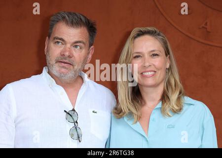 Clovis Cornillac und Lilou Fogli nehmen am 11. Juni 2023 an den French Open 2023 in Roland Garros in Paris Teil. Foto: Nasser Berzane/ABACAPRESS.COM Stockfoto