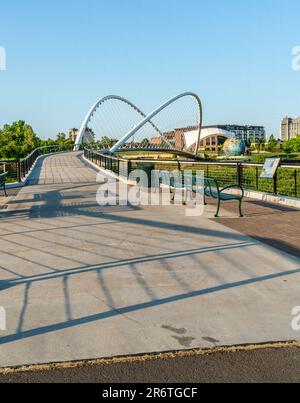 Blick auf die Minto Island Bridge und den Eco-Earth Globe im Riverfront Park in Salem, Oregon. Stockfoto