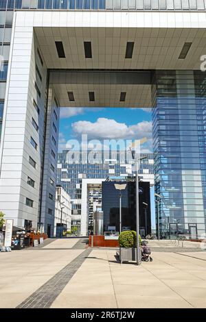 Köln (Köln, Rheinauhafen), Deutschland - Juni 6. 2023: Moderne neue futuristische Architektur im alten umgebauten Hafengebiet Stockfoto