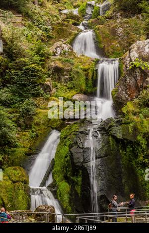 TRIBERG, DEUTSCHLAND - 2. SEPTEMBER 2019: Eine der Triberger Wasserfallstufen im Schwarzwald in Baden-Württemberg, Deutschland Stockfoto