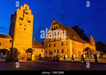 Abendlicher Blick auf ein Tor zu Dinkelsbuhl, Bundesstaat Bayern, Deutschland Stockfoto