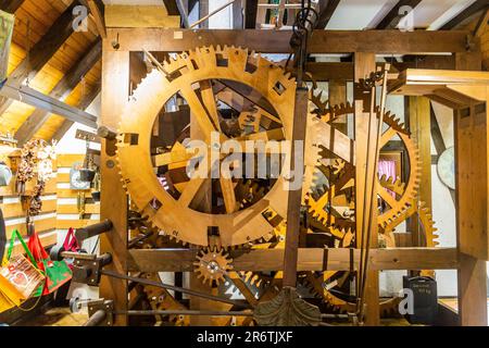 TRIBERG, DEUTSCHLAND - 2. SEPTEMBER 2019: Maschinen der ältesten Kuckucksuhr der Welt im Dorf Triberg in Baden-Württemberg Stockfoto