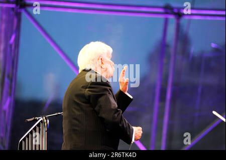 Wien, Österreich. 08. Mai 2016. Christoph von Dohnányi dirigiert das Wiener Symphonieorchester beim Freudenfest in Wien Stockfoto