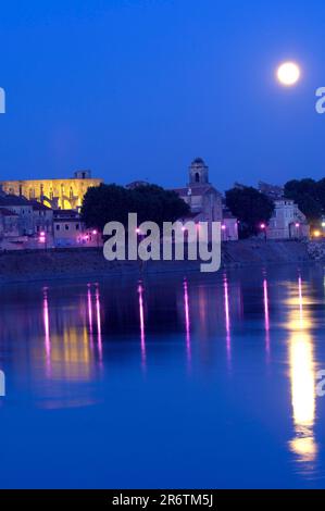 Rhone, Blick auf Arles, Bouches-du-Rhone, Provence, Südfrankreich, Vollmond Stockfoto