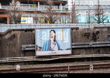 Tokio, Japan. 21. März 2023. Japanische Werbung auf der Zugplattform der JR East Yamanote Line. Japanische Werbebranche, Marketingbranche. (Kreditbild: © Taidgh Barron/ZUMA Press Wire) NUR REDAKTIONELLE VERWENDUNG! Nicht für den kommerziellen GEBRAUCH! Stockfoto