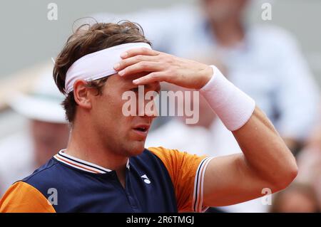 Paris, Frankreich. 11. Juni 2023. Casper Ruud aus Norwegen reagiert während des Singles-Finales der Männer gegen Novak Djokovic aus Serbien beim French Open-Tennisturnier in Roland Garros in Paris, Frankreich, am 11. Juni 2023. Kredit: Gao Jing/Xinhua/Alamy Live News Stockfoto