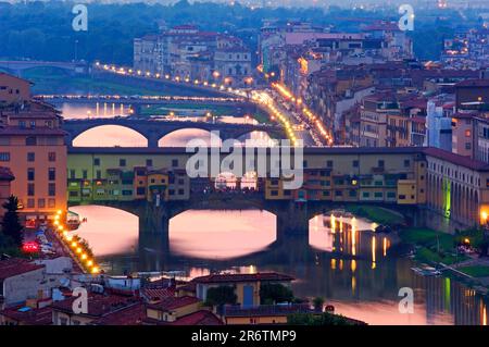 Florenz, Ponte Vecchio in der Dämmerung, Fluss Arno in der Dämmerung, Toskana, Italien Stockfoto