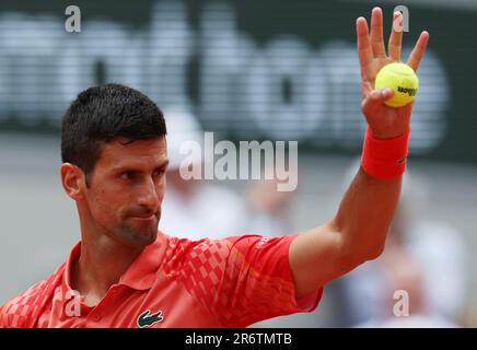 Paris, Frankreich. 11. Juni 2023. Novak Djokovic aus Serbien Gesten während des Singles-Finales der Männer gegen Casper Ruud aus Norwegen beim French Open Tennis Turnier in Roland Garros in Paris, Frankreich, 11. Juni 2023. Kredit: Gao Jing/Xinhua/Alamy Live News Stockfoto