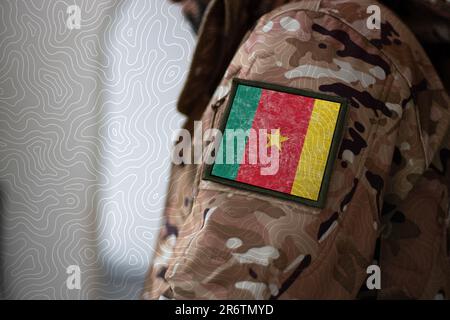 Kamerunischer Soldat, Soldat mit Flagge Kamerun, kamerunische Flagge auf Militäruniform, kamerunische Armee, Tarnkleidung Stockfoto