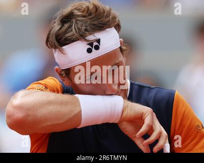 Paris, Frankreich. 11. Juni 2023. Casper Ruud aus Norwegen reagiert während des Singles-Finales der Männer gegen Novak Djokovic aus Serbien beim French Open-Tennisturnier in Roland Garros in Paris, Frankreich, am 11. Juni 2023. Kredit: Gao Jing/Xinhua/Alamy Live News Stockfoto