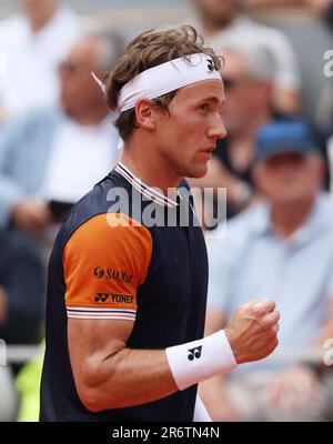 Paris, Frankreich. 11. Juni 2023. Casper Ruud aus Norwegen reagiert während des Singles-Finales der Männer gegen Novak Djokovic aus Serbien beim French Open-Tennisturnier in Roland Garros in Paris, Frankreich, am 11. Juni 2023. Kredit: Gao Jing/Xinhua/Alamy Live News Stockfoto