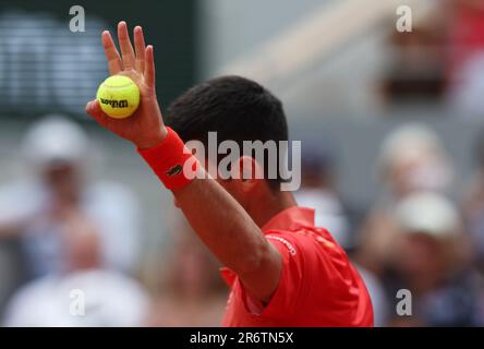 Paris, Frankreich. 11. Juni 2023. Novak Djokovic aus Serbien Gesten während des Singles-Finales der Männer gegen Casper Ruud aus Norwegen beim French Open Tennis Turnier in Roland Garros in Paris, Frankreich, 11. Juni 2023. Kredit: Gao Jing/Xinhua/Alamy Live News Stockfoto