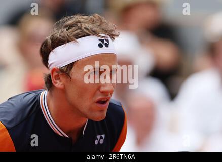 Paris, Frankreich. 11. Juni 2023. Casper Ruud aus Norwegen reagiert während des Singles-Finales der Männer gegen Novak Djokovic aus Serbien beim French Open-Tennisturnier in Roland Garros in Paris, Frankreich, am 11. Juni 2023. Kredit: Gao Jing/Xinhua/Alamy Live News Stockfoto